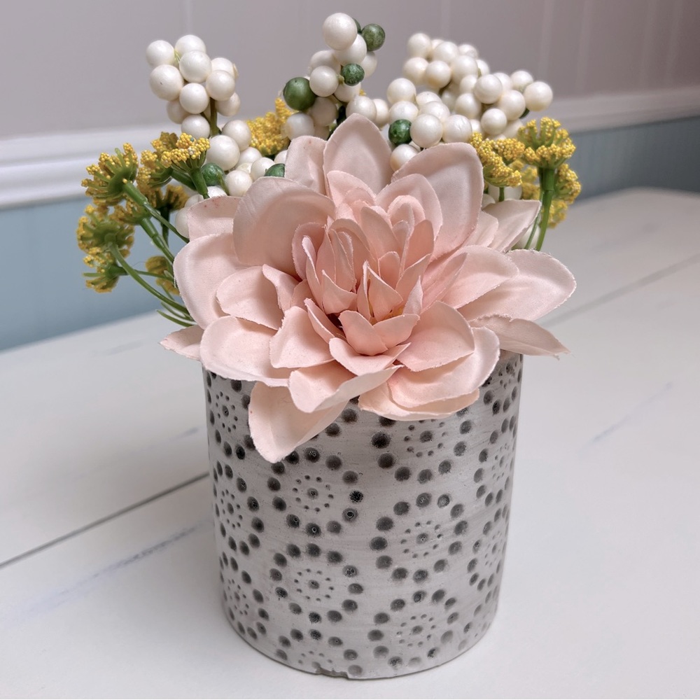 Decorative floral arrangement